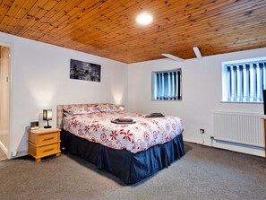 4 bedrooms, free WiFi, bed sheets - Beautiful  villa for 8 guests with WIFI, TV and pets allowed (Bishop Middleham)