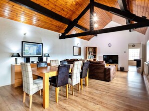 Dining - Beautiful villa for 8 guests with WIFI, TV and pets allowed (Bishop Middleham)