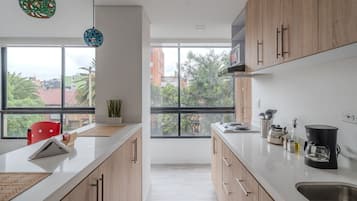 Refrigerador, microondas, cafetera/tetera, utensilios de cocina