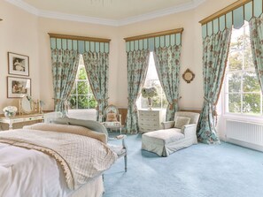 8 bedrooms, free WiFi, bed sheets