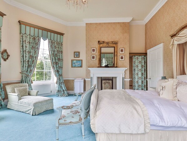 8 bedrooms, free WiFi, bed sheets