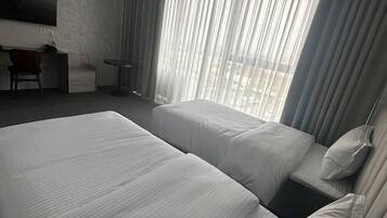 標準雙床房, 城市景 | 房內夾萬、書桌、手提電腦工作空間、遮光窗簾/窗簾