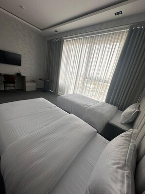 Chambre Standard avec lits jumeaux, vue ville | Coffres-forts dans les chambres, bureau