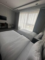 Standard Δίκλινο Δωμάτιο (Twin), Θέα στην Πόλη | Χρηματοκιβώτιο στο δωμάτιο, γραφείο, χώρος εργασίας για λάπτοπ 