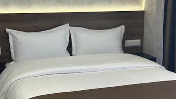 Standard Double Room | In-room safe, desk, laptop workspace, blackout drapes