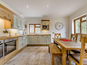 Microwave, oven, dishwasher, toaster - Stunning villa for 12 guests with WIFI and pets allowed (Sawston)