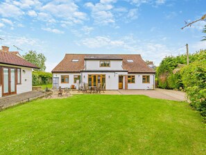 Exterior - Stunning villa for 12 guests with WIFI and pets allowed (Sawston)