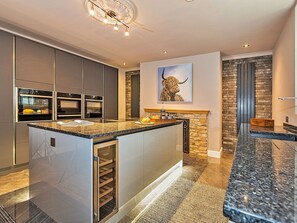 Een microgolfoven, een oven, een vaatwasser, een broodrooster