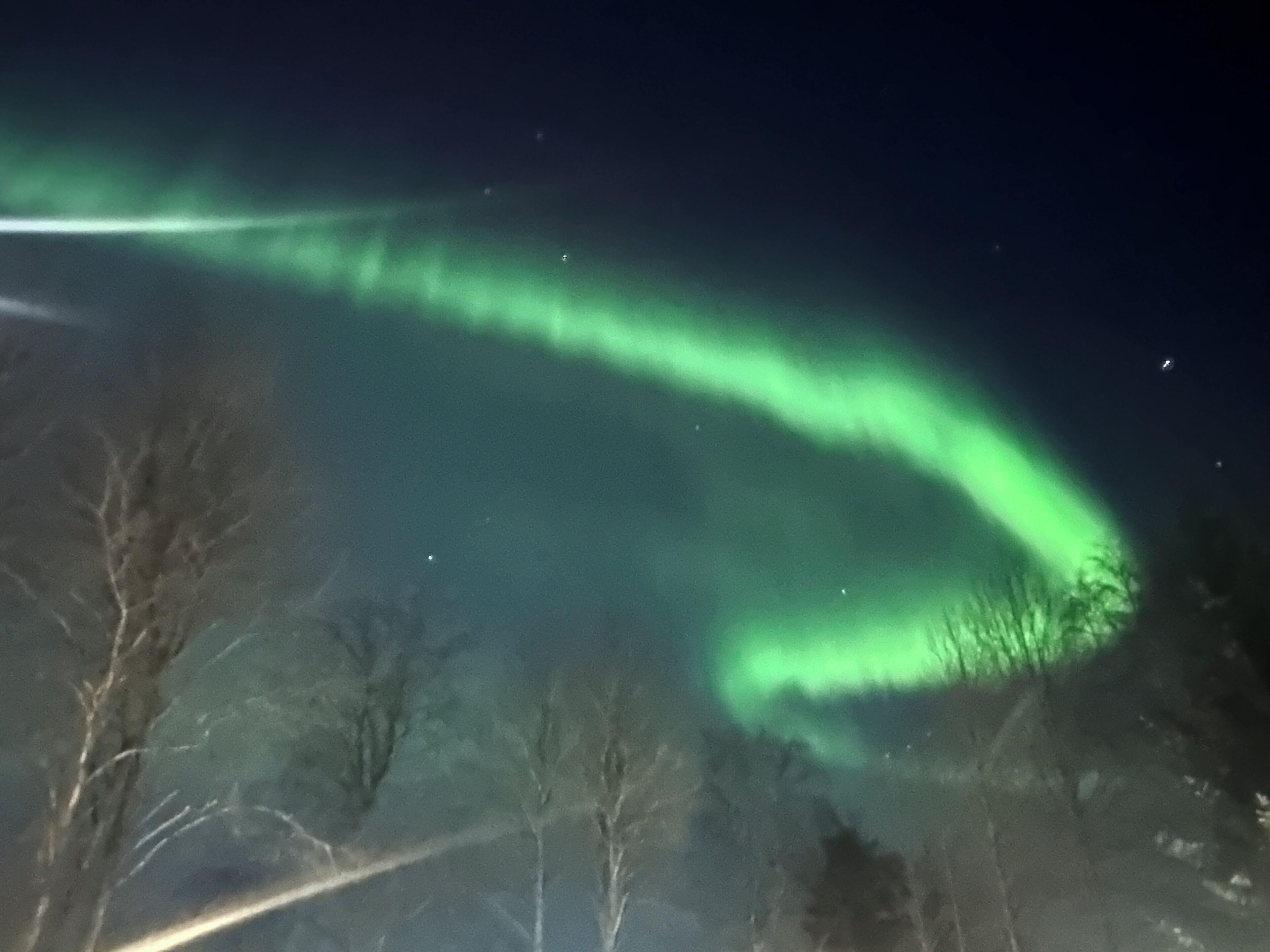 Cielo nocturno con la aurora boreal.