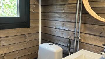 Ducha, secador de pelo, toallas, jabón