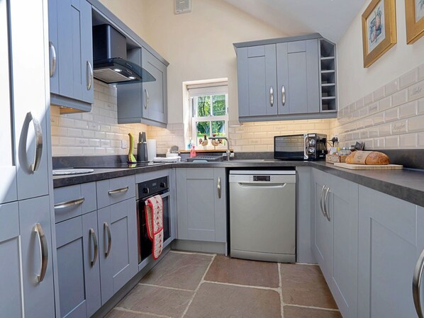 Mikrowelle, Ofen, Geschirrspüler, Toaster