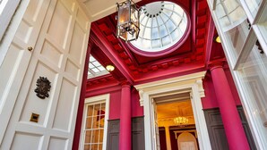 A grand hallway with red and white columns, a red carpet, and a large skylight. - Beautiful  villa for 9 people with WIFI, TV, terrace and pets allowed (Hickleton)