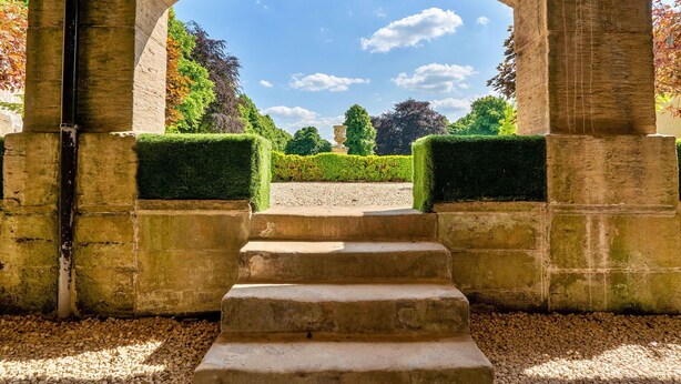 A stone archway leading to a garden with a gravel path and neatly trimmed hedges. - Beautiful  villa for 9 people with WIFI, TV, terrace and pets allowed (Hickleton)