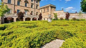 A historic building with a courtyard, arched walkways, and a fountain. - Beautiful  villa for 9 people with WIFI, TV, terrace and pets allowed (Hickleton)
