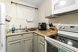 Een koelkast, een microgolfoven, een oven, een kookplaat