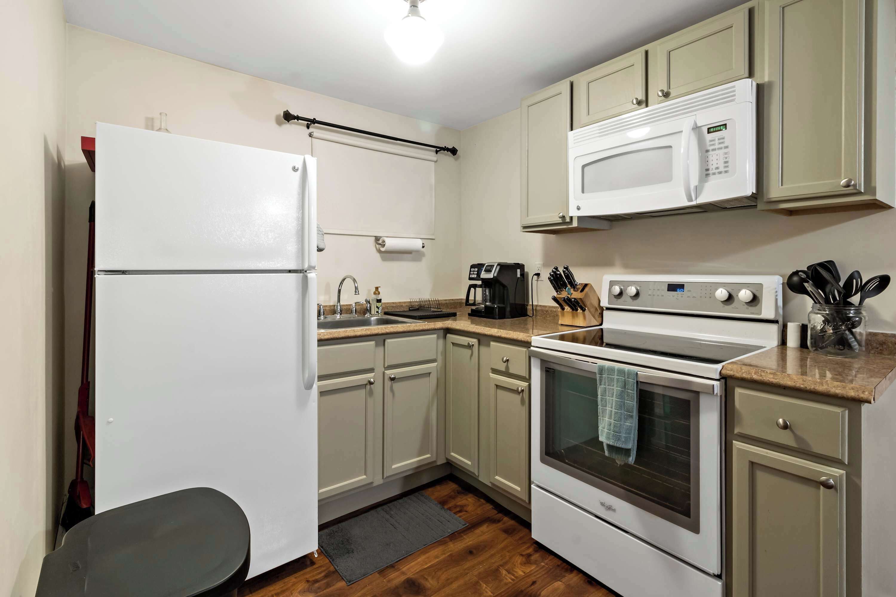 Frigorífico, microondas, horno y placa de cocina