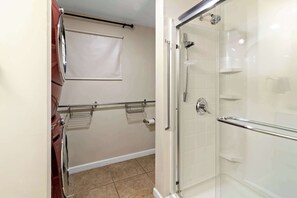 Douche, sèche-cheveux, serviettes fournies