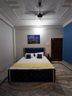 6 bedrooms, in-room safe, desk, iron/ironing board