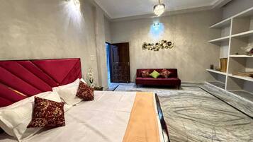 6 chambres, coffres-forts dans les chambres, bureau