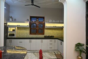 Cafetière/bouilloire, réfrigérateur, micro-ondes, plaque de cuisson