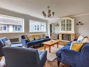 Tv, eldstad och dvd-spelare