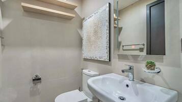 Room, 1 Bedroom, Accessible, Smoking | Bathroom