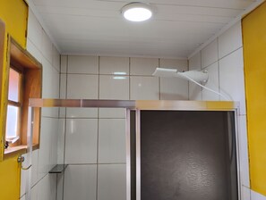 シャワー、タオル、石鹸、トイレットペーパー