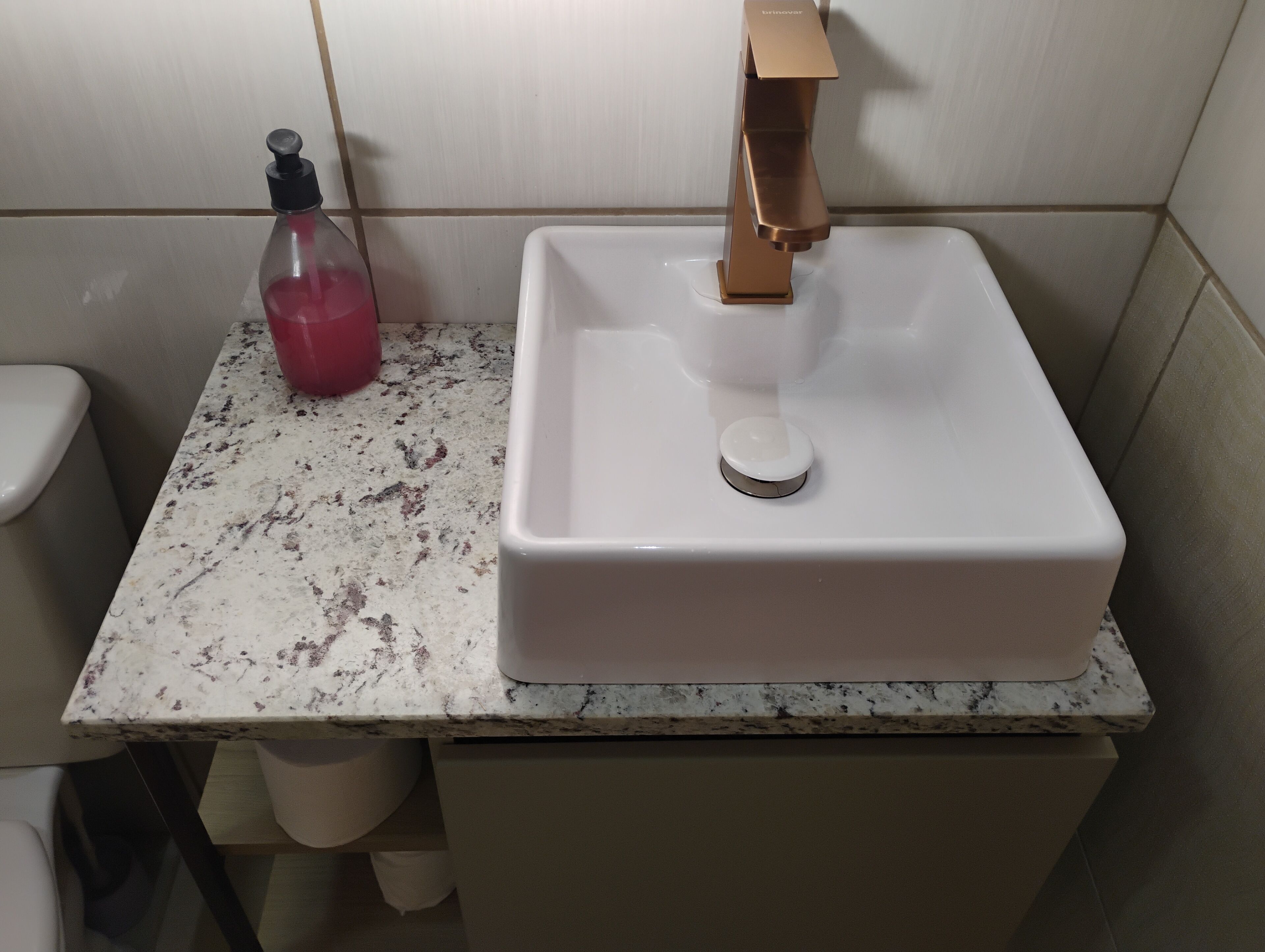 Douche, serviettes fournies, savon, papier toilette