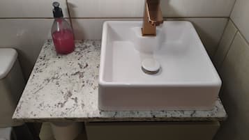 Douche, serviettes fournies, savon, papier toilette