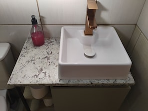 Douche, serviettes fournies, savon, papier de toilette