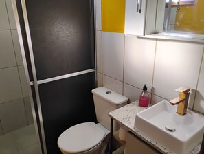Douche, serviettes fournies, savon, papier toilette