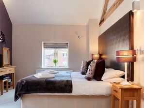 4 bedrooms, free WiFi, bed sheets - Beautiful  villa for 10 people with WIFI, hot tub, TV and terrace (Belper)