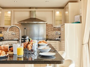 Dining - Beautiful  villa for 10 people with WIFI, hot tub, TV and terrace (Belper)