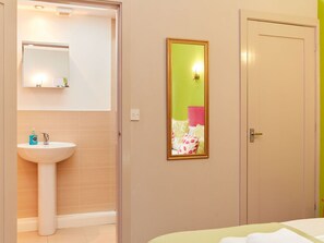 2 bedrooms, travel cot, free WiFi, bed sheets