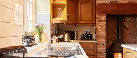 Mikrowelle, Ofen, Geschirrspüler, Hochstuhl