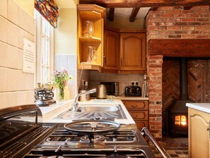 Een magnetron, een oven, een vaatwasser, een kinderstoel