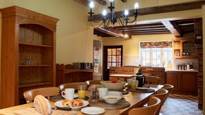 A cozy breakfast setup with a wooden table, chairs, and a variety of breakfast items. - Stunning  villa for 10 guests with WIFI and TV (Belper)