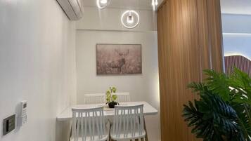 Shared Dormitory, 1 Bedroom, Accessible, Smoking | Tempat makan