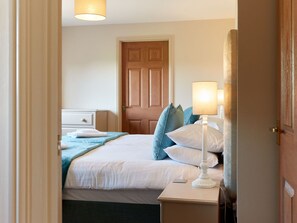 7 bedrooms, travel cot, free WiFi, bed sheets