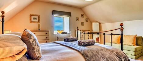 3 bedrooms, travel cot, free WiFi, bed sheets