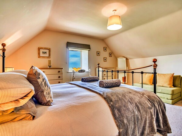 3 bedrooms, travel crib, free WiFi, bed sheets