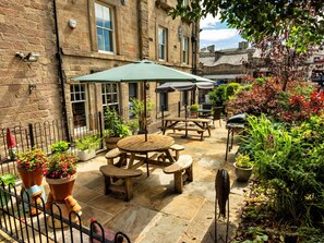 Outdoor dining - Nice apartment for 6 guests with WIFI, TV and terrace (Buxton)