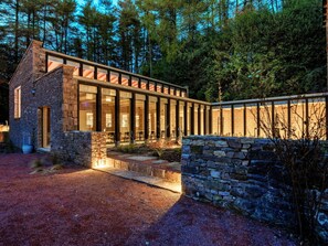 المنشأة من الخارج