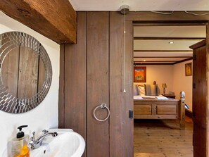4 slaapkamers, een strijkplank/strijkijzer, reisbedje, gratis wifi