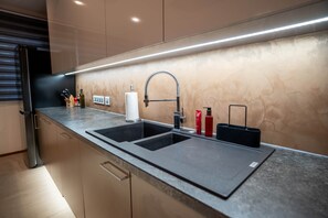 Kühlschrank, Mikrowelle, Ofen, Herdplatte