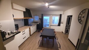 Een koelkast, een microgolfoven, een oven, een kookplaat