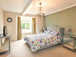 4 bedrooms, free WiFi, bed sheets - Stunning  villa for 8 people with WIFI, TV, terrace and pets allowed (Raunds)