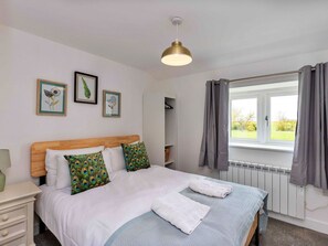 3 bedrooms, travel crib, free WiFi, bed sheets