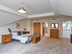 3 bedrooms, travel cot, free WiFi, bed sheets