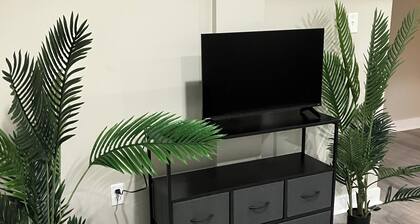 Charming 2-bedroom bungalow with WiFi, AC in peaceful Capitol Heights